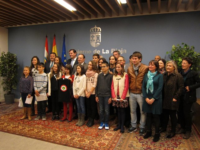 Recepción Sanz a escolares que participan en Conferencia Medio Ambiente