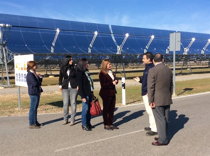 Serrano (centro) en su visita a la Planta Termosolar de El Carpio