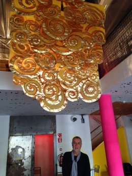 Humberto Spíndola con su obra de papel de gran formato en el restaurante Ocaña