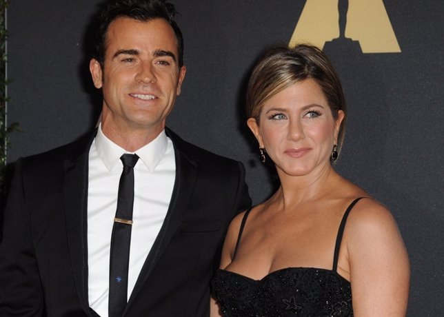 JENNIFER ANNISTON CON SU PAREJA MÁS ENAMORADA QUE NUNCA