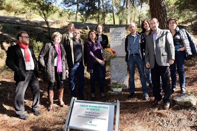 Ofrenda floral de la consejera de Fomento, Elena Cortés,en el barranco de Víznar