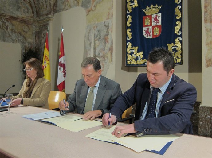 Pilar González, Juan José Mateos y Francisco J. Sardón firman el convenio