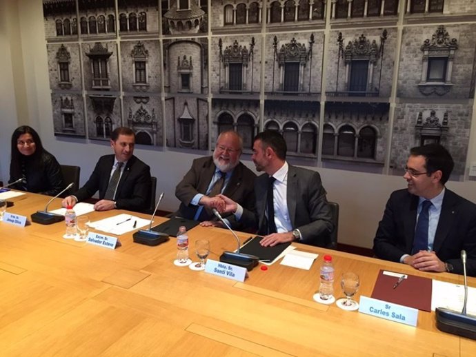 S.Esteve (Diputación de Barcelona) y el conseller S.Vila firman un convenio