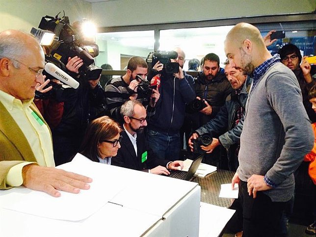 Guardiola participa en la votación del 9N