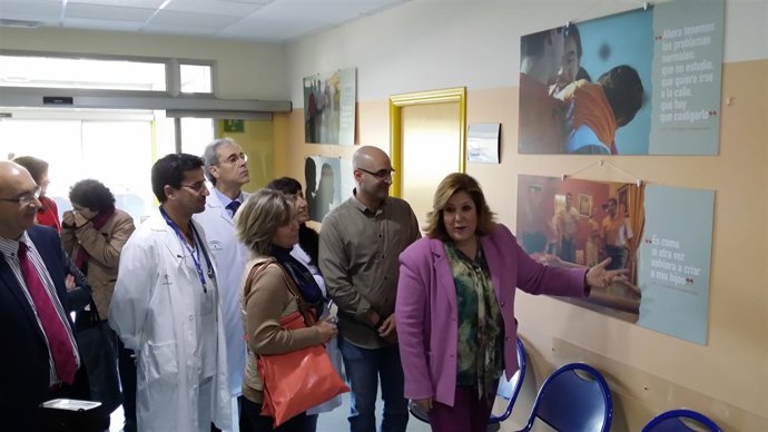 Inauguración de exposición sobre acogimiento familiar en Linares (Jaén)