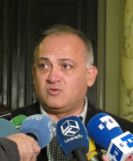 Calabuig (PSPV)  haciendo declaraciones a los medios  