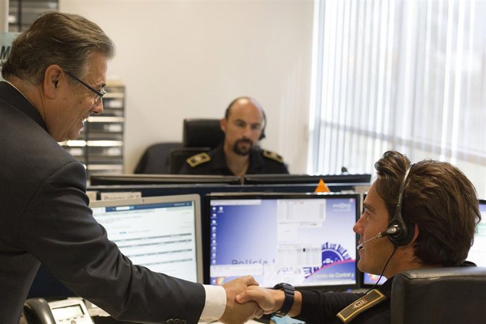 Zoido visitando el centro de control de la Policía.