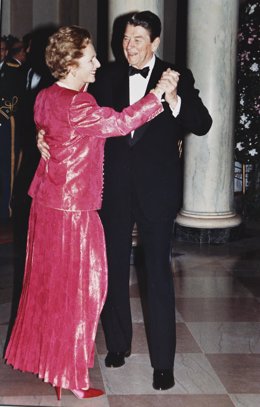 Thatcher y Regan bailan durante una Cena de Estado en 1988