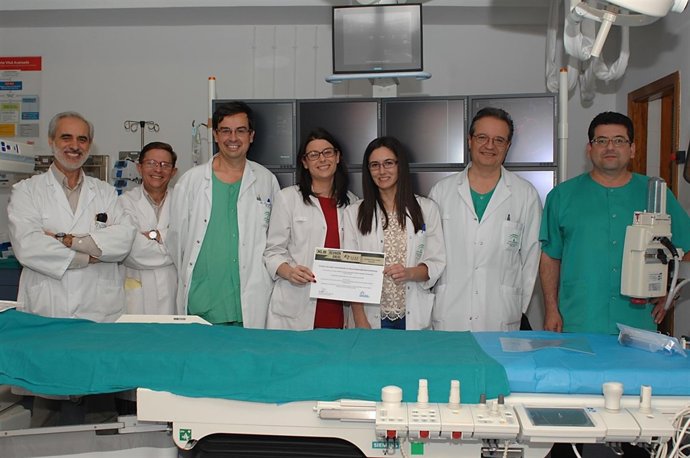 Neurorradiólgos del hospital muestran uno de los premios obtenidos