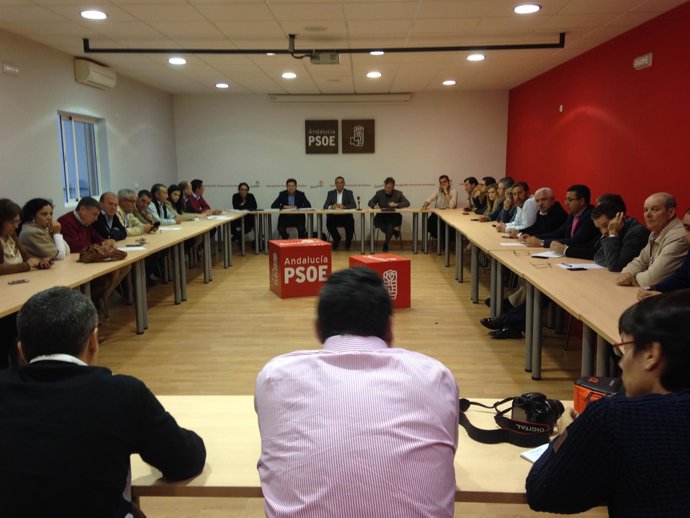 El secretario general del PSOE de Huelva, Ignacio Caraballo, con agricultores.