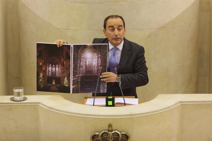 Miguel Ángel Serna, con dos infografías de la iglesia del Seminario Mayor 