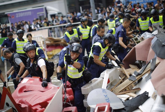 La oplicía de Hong Kong mueve las barricadas de los manifestantes