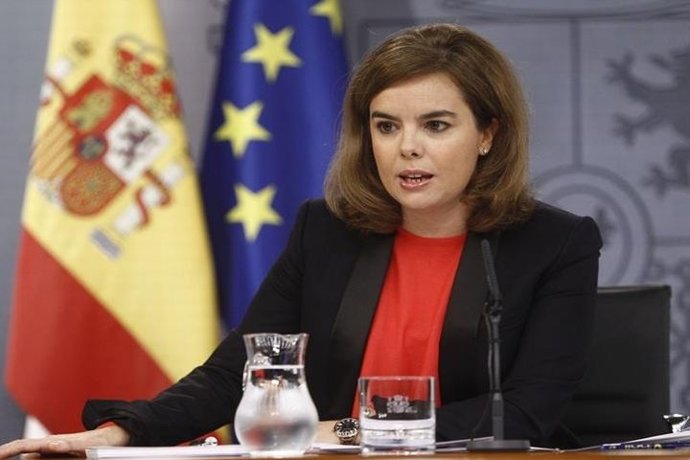 Soraya insta a Mas a cumplir la ley el 9-N