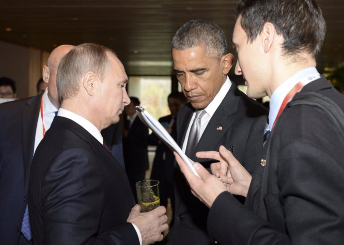 Vladimir Putin y Barack Obama hablan durante cumbre de APEC