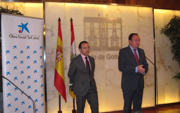 El presidente Sanz y el director territorial de la Caixa informan acuerdo