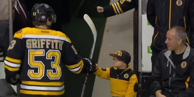 Liam Fitzgerald saludando a uno de los jugadores de los Boston Bruins