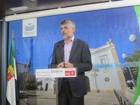 El PSOE cree que si Monago no dimite debería someterse a una cuestión de confianza como algo "ineludible"