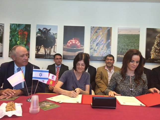 Ada Rafael (C) y Silvia Clemente (D)