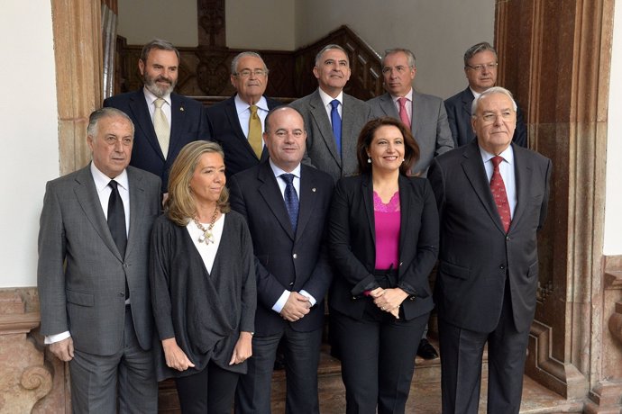 La delegada del Gobierno Carmen Crespo con los ocho subdelegados andaluces 