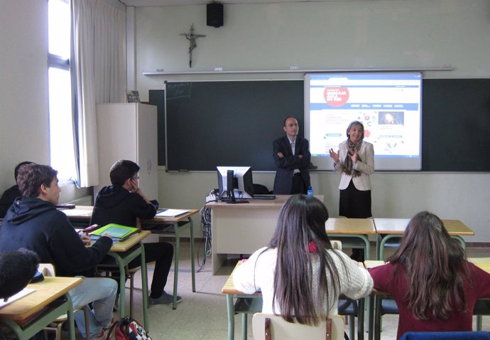 Teresa Fernández ha presentado la nueva web a los alumnos del colegio Salesianos