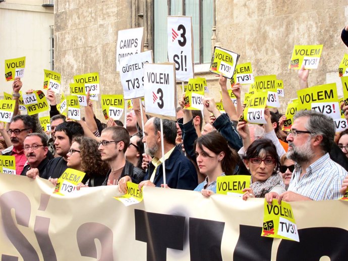 Durante La Concentración Para Protestar Por El Cese De Emisiones De TV3