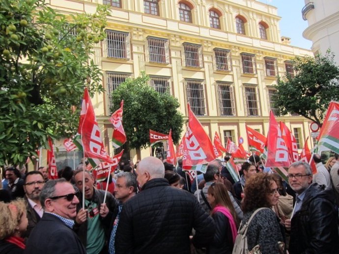 Protesta de CCOO-A ante la sede de la Junta en Sevilla 