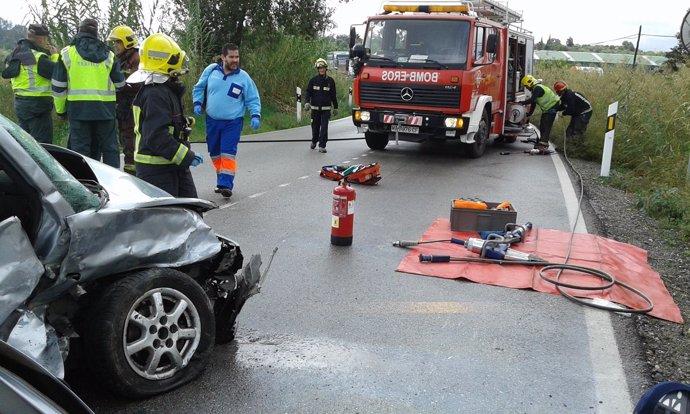 Accidente coche colisión frontal bomberos sanitarios  guardia civil trafico
