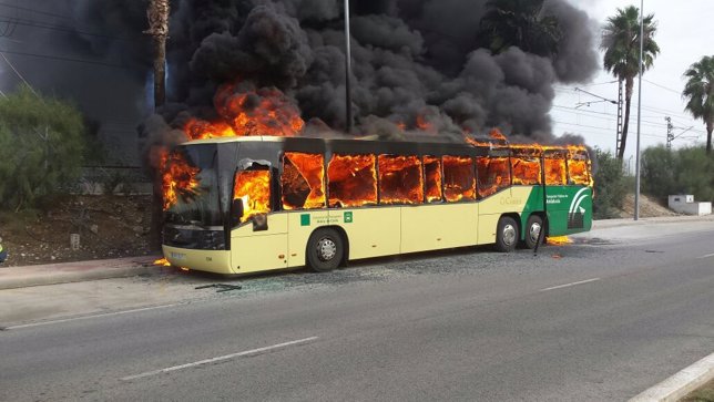 Autobús ardiendo en El Puerto de Santa María 