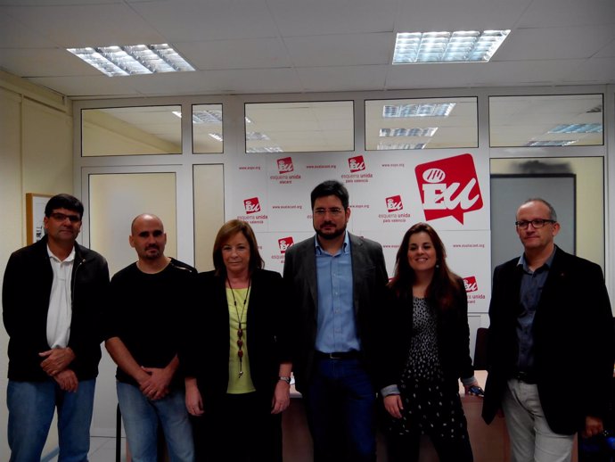 Ignaci Blanco, tercero por la derecha, junto a miembros de EU en Alicante