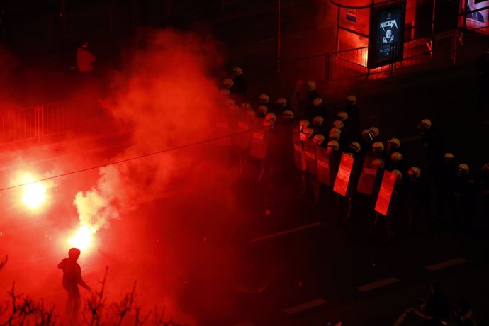 Enfrentamientos entre ultraderechistas y policías en Varsovia