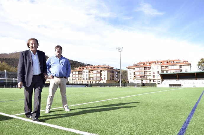 El consejero visita las mejoras en las instalaciones deportivas del municipio