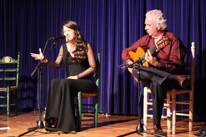 La actuación de Laura Oliva al cante y Paco Cortés a la guitarra.