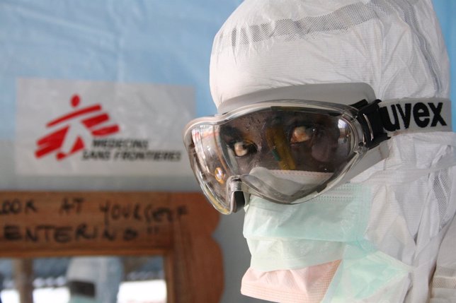 Trabajador de MSF en centro de tratamiento de ébola en Monrovia