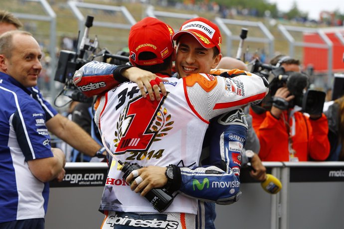 Lorenzo abraza a Márquez tras su título en Motegi