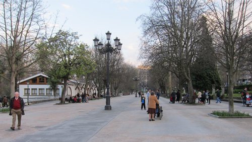Jubilados paseando en Oviedo