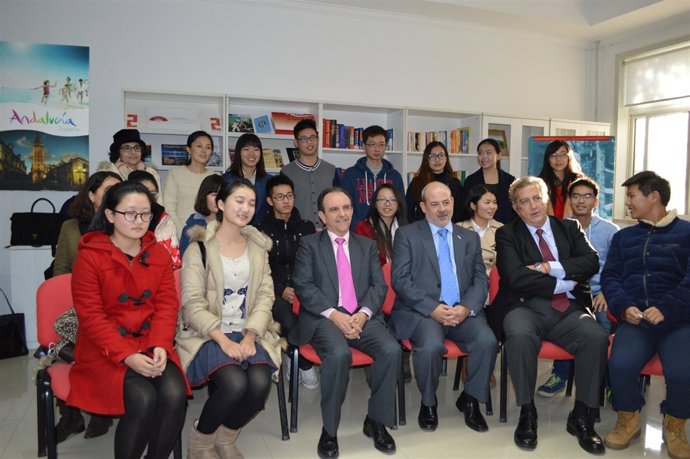Rafael Rodríguez con universitarios chinos