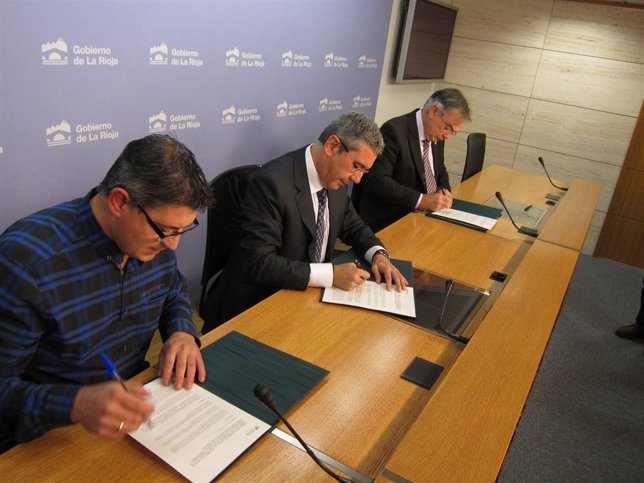 Firma convenio Almarza y Cenicero por el consejero Burgos