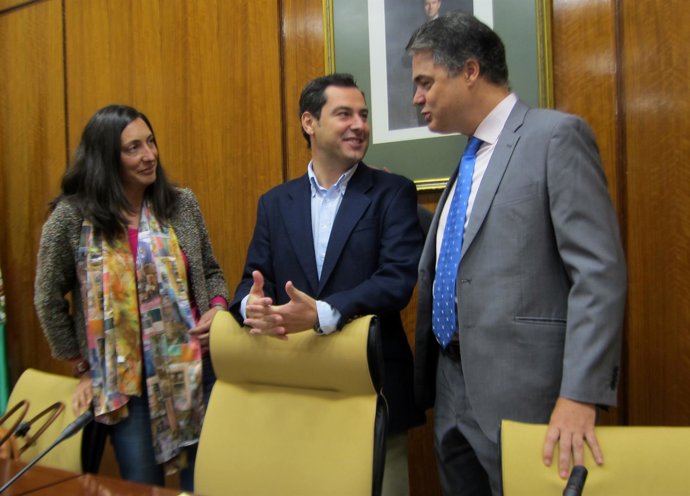 Loles Lopez, Juanma Moreno y Carlos Rojas en el Parlamento andaluz
