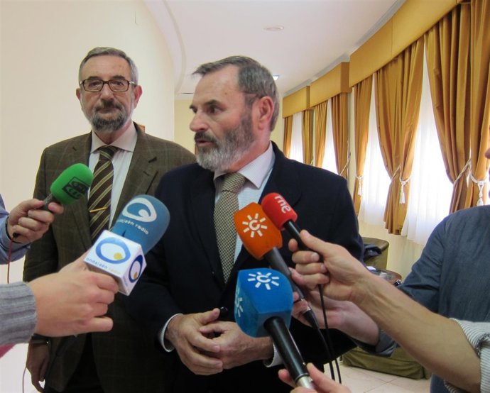 El subdelegado del Gobierno en Jaén, Juan Lillo, atiende a los periodistas.