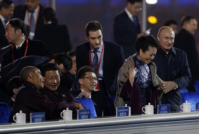 Putin abrigando a la Primera Dama de China