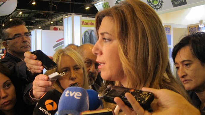 Susana Díaz atiende a los periodistas en la Fruit Atraction