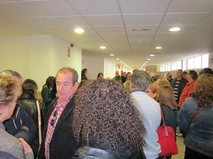 Uno de los acusados arropado por sus compañeros