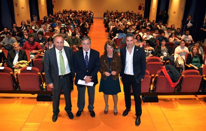 Fuentes y Gómez (centro) en la inauguración de la jornada