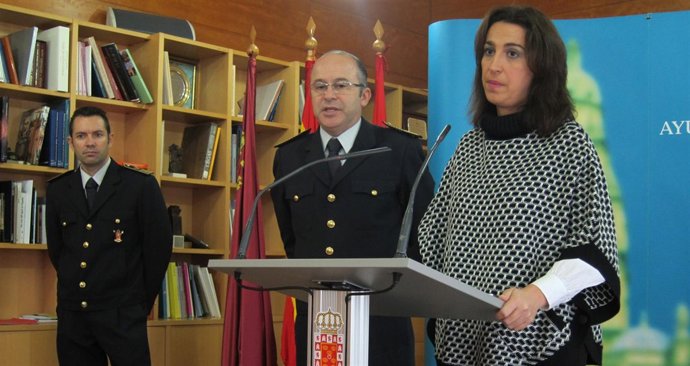 Nuria Fuentes con el jefe de Bomberos y un oficial