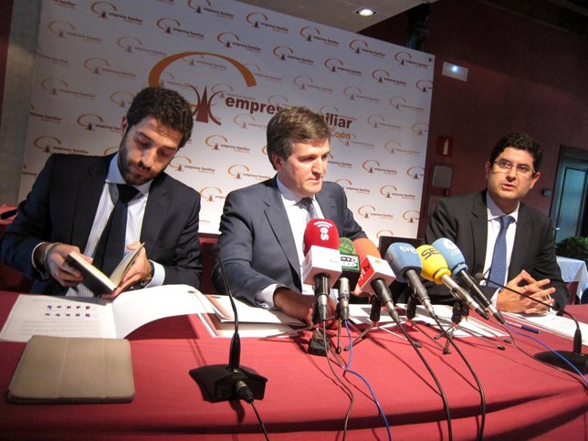 Alfonso Jiménez (centro) y a su izquierda Eduardo Estévez.