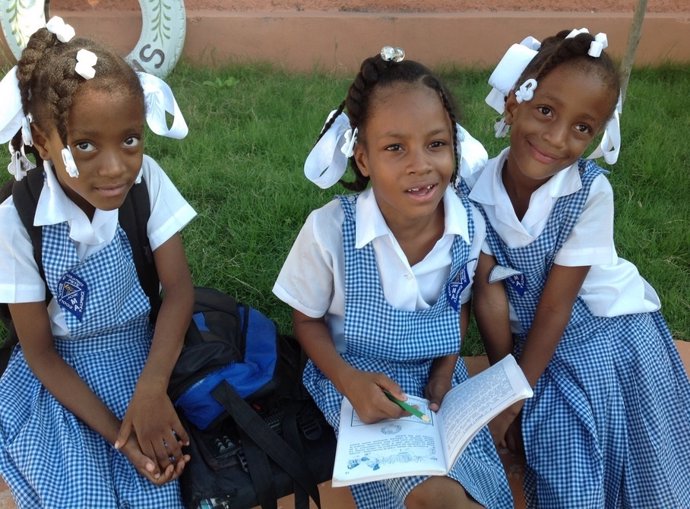 Niñas estudian en un colegio de Haití