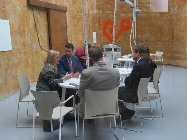 Mercedes Fernández y Jorge Arango, director de AJE