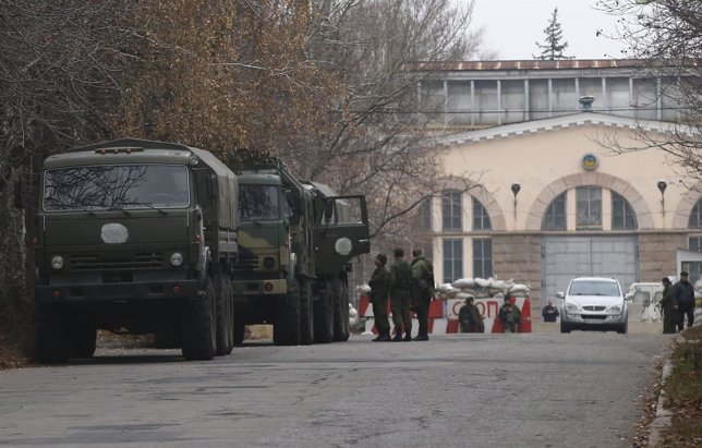 Camiones militares estacionados en Donetsk, Ucrania.