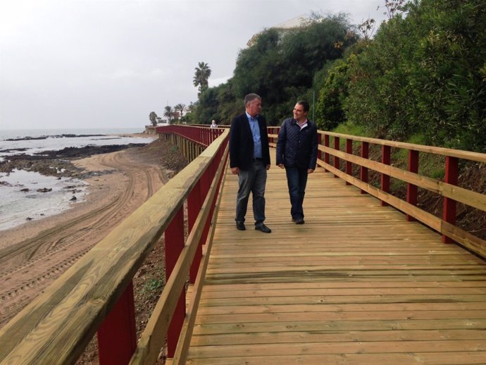Ángel Nozal y Elías Bendodo senda litoral proyecto madera pasarela turismo playa