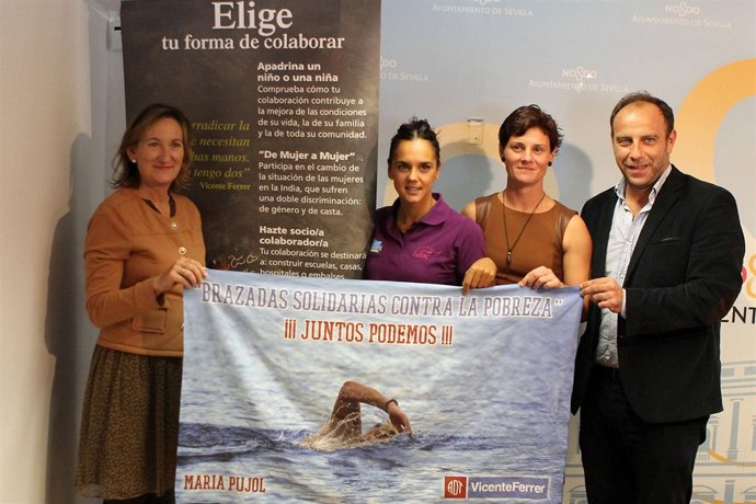 Sánchez Estrella desea suerte a las nadadoras sevillanas.